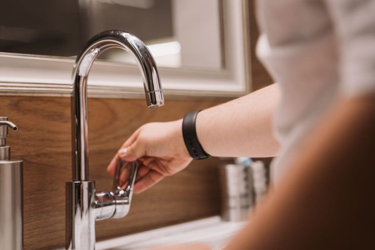 Motion sensor kitchen faucet with water starting to flow